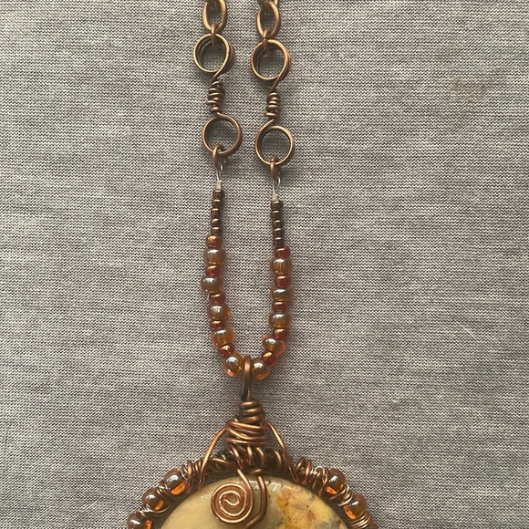 Beautiful handmade necklace with flat disc of Tiger’s Eye - chain length 33”. - Picture 5 of 7